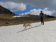 17 E via di corsa sulla fresca neve 